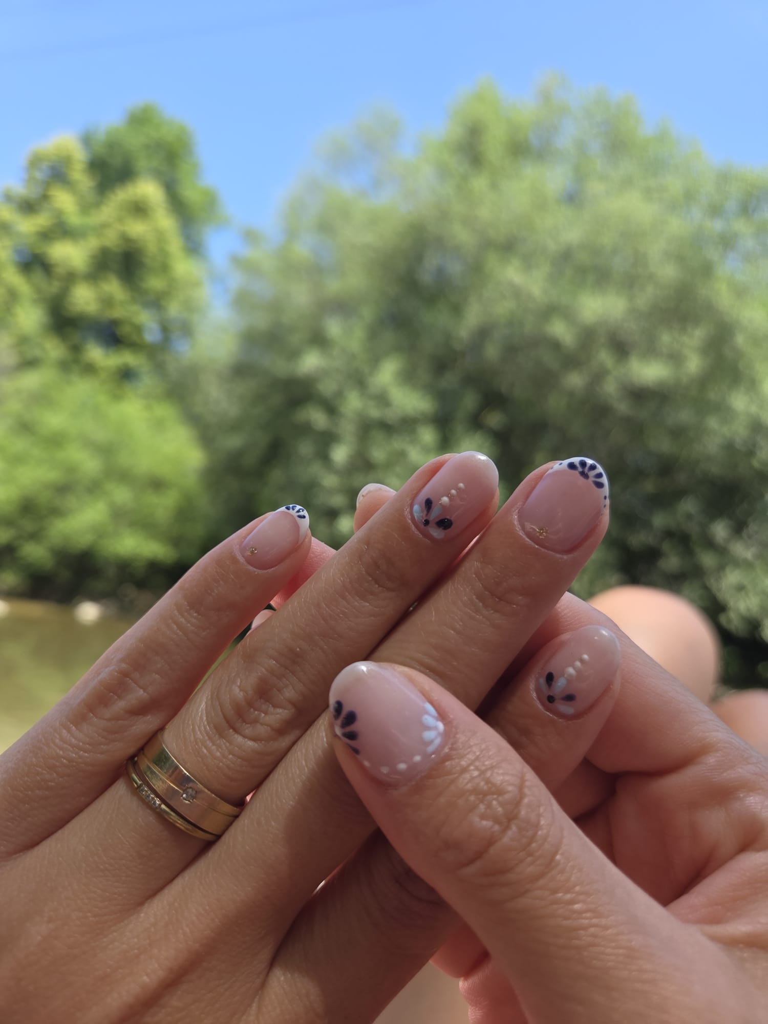 Ongles réalisés Chez Ana Onglerie : nail art délicat sur base naturelle